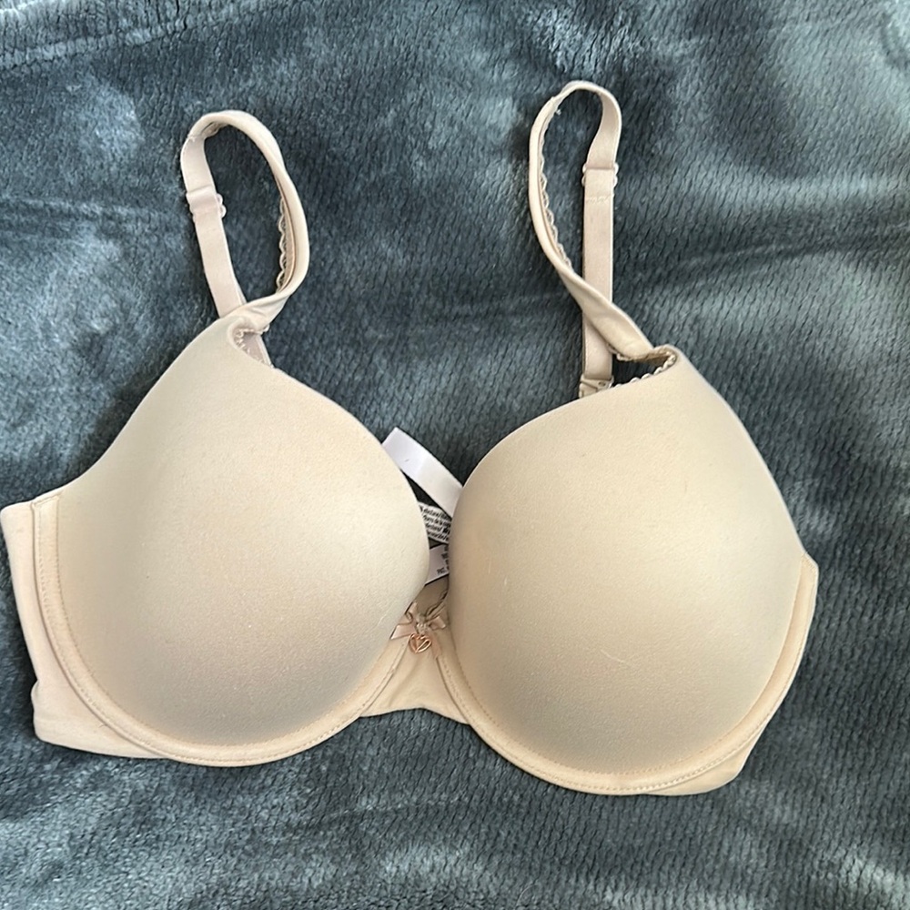Elegant Cream Bra Victoria’s Secret body by Victoria 36d
